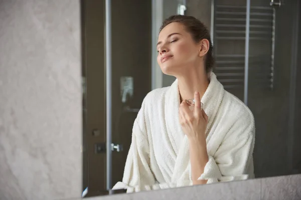 Joven dama feliz disfrutando de su perfume en la mañana —  Fotos de Stock