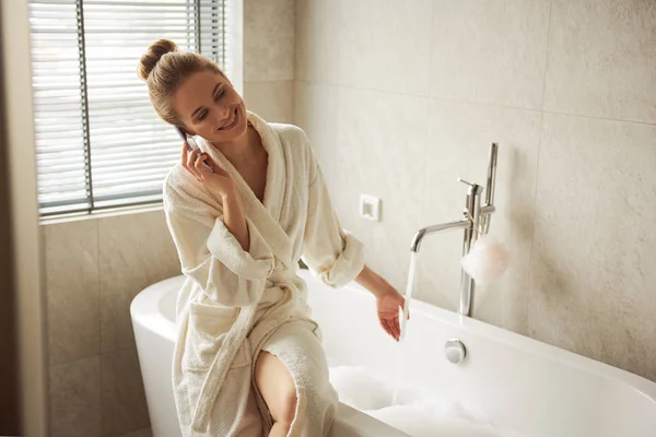 Lady praten per telefoon voor het nemen van bad — Stockfoto