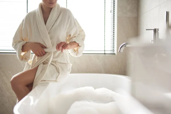 목욕 가운의 레이디 풀림 벨트 에 소요 목욕 — 스톡 사진