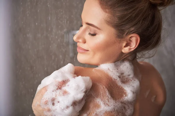 Glücklich lächelnde Dame genießt Dusche zu Hause — Stockfoto