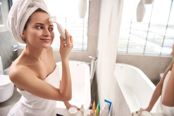 Senhora faz limpeza rosto procedimento após o chuveiro — Fotografia de Stock