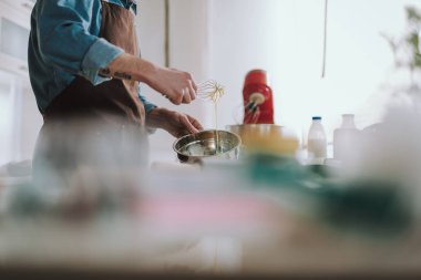 ÇırpMa teli tutan ve yumurta ları çırpan elin seçici odağı