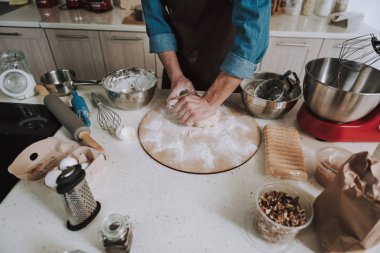 Masada hamur yoğuran kişi ile pişirme işlemi