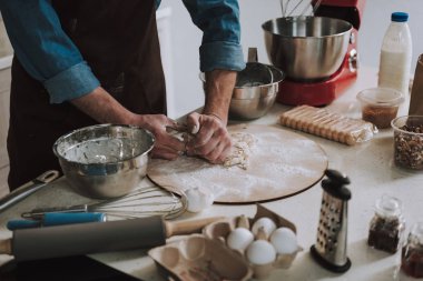Yuvarlak kesme tahtası nda hamur yoğurma işlemi