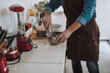 Tezgahın üstünde yumurta döven adamın elleri