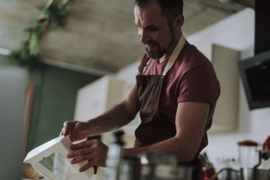 Pasta için karton kutu ile sakallı adam bel kadar