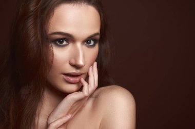 Dumanlı gözleri makyaj yanak dokunmadan güzel genç bayan