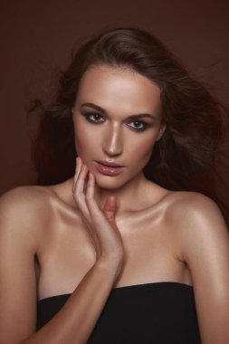 Dumanlı gözleri makyaj yüzüne dokunarak çekici genç kadın