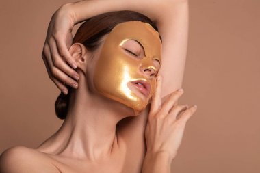 Hassas kadın kapalı gözlerle cildine dokunuyor