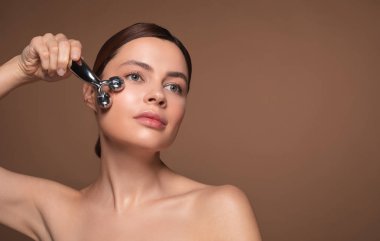 Yüzüne masaj yaparken uzaklara bakan düşünceli kadın