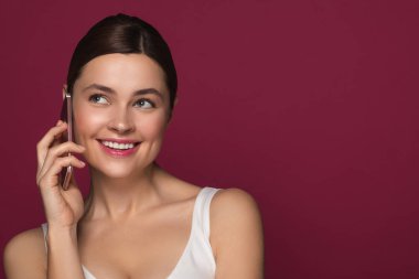Memnun bayan gülümseyen ve telefonda konuşurken