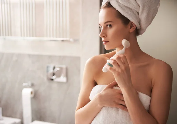 Dame schoonmaken lage gezichts zone door huid borstel — Stockfoto