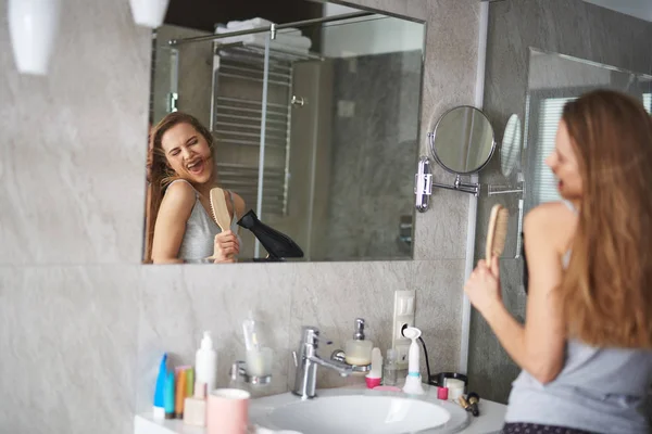 Banyoda saç kurutma sırasında mutlu bayan şarkı — Stok fotoğraf