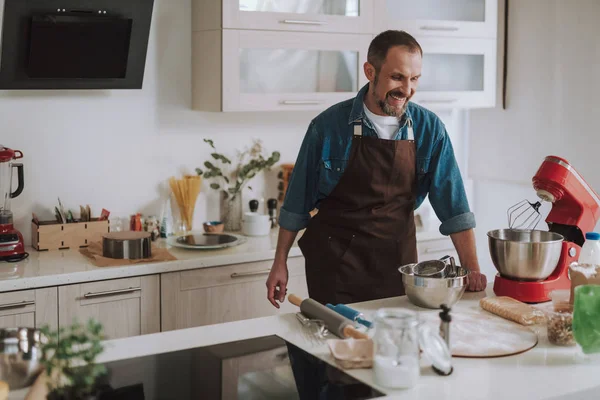 Feliz hombre barbudo riendo mientras mira la batidora — Foto de Stock