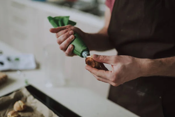 Cierre de manos relleno pastelería con crema — Foto de Stock