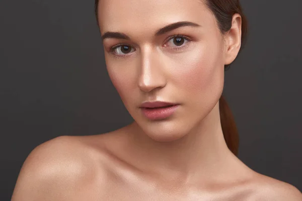 Schönes Mädchen mit natürlichem Make-up vor grauem Hintergrund — Stockfoto
