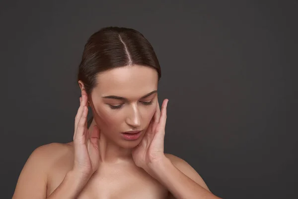 Mooie naakte dame poseren tegen grijze achtergrond — Stockfoto