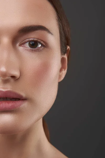 Encantadora joven con la piel perfecta posando sobre fondo gris — Foto de Stock