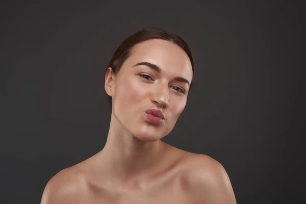 Wesoła młoda kobieta z naturalnym makijażem bielmik usta — Zdjęcie stockowe