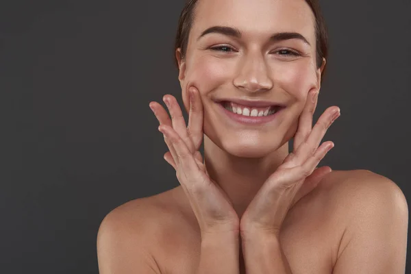 Söt ung kvinna dra upp hörnen av hennes mun med fingrarna — Stockfoto