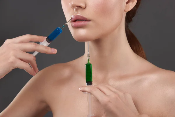 Junge Frauen bekommen Injektionen in Lippen und Kinn — Stockfoto
