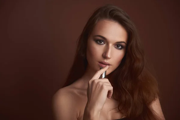 Πανέμορφη νεαρή γυναίκα με καπνό μάτια μακιγιάζ κρατώντας ένα μπουκάλι άρωμα — Φωτογραφία Αρχείου