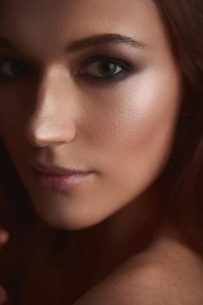 Preciosa mujer joven con ojos ahumados maquillaje —  Fotos de Stock