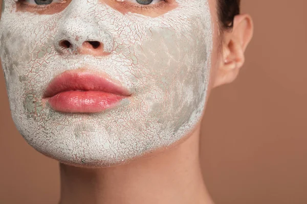 Mulher calma tratando sua pele com máscara facial de barro — Fotografia de Stock