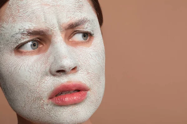 Wanita bijaksana mengerutkan kening dan melihat ke kejauhan — Stok Foto