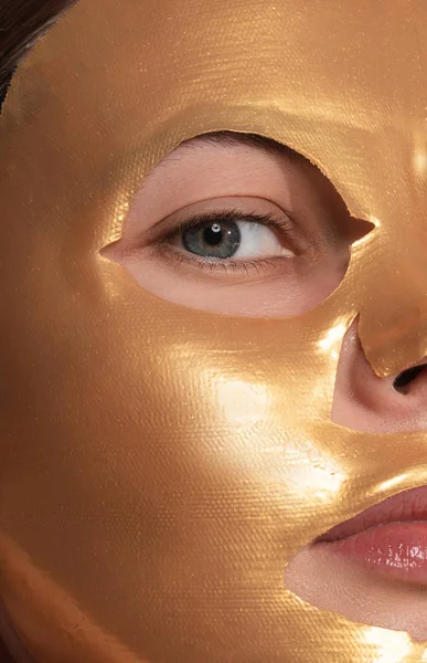 Zbliżenie zdjęcie oka kobiety w maski arkusza — Zdjęcie stockowe
