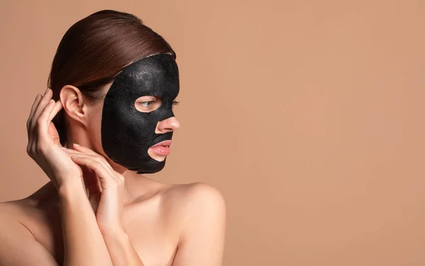 Wanita melihat ke kiri sementara memiliki masker di wajahnya — Stok Foto