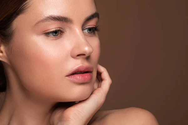 Portret van de vrouw zorgvuldig op zoek weg en het aanraken van haar gezicht — Stockfoto