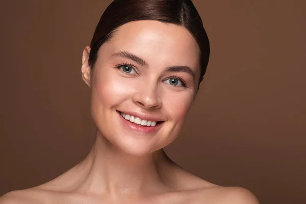 Mulher emocional sorrindo para a câmera e parecendo feliz — Fotografia de Stock