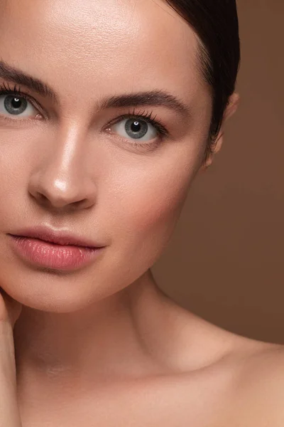 Hermosa mujer con maquillaje natural mirando a la cámara — Foto de Stock