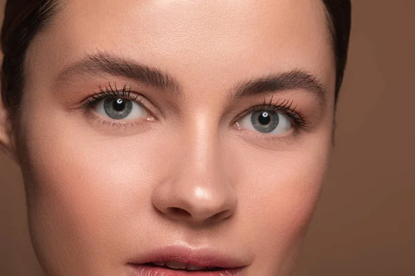 Mujer con maquillaje natural con los ojos bien abiertos — Foto de Stock