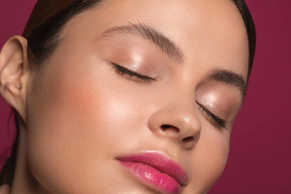 Mulher com lábios cor de rosa fechando os olhos e sorrindo — Fotografia de Stock