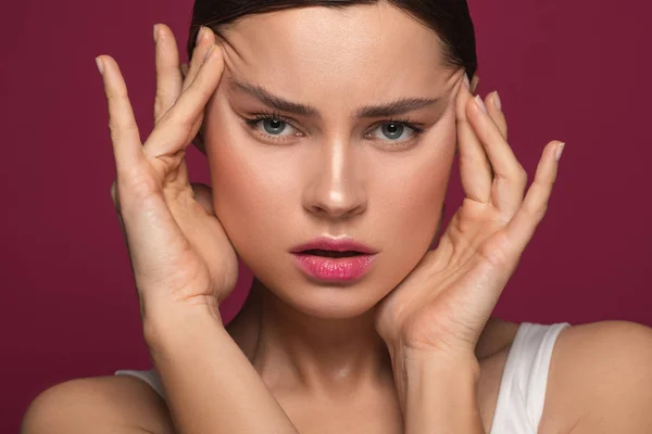 Mujer infeliz mirando triste y tirando de la piel en su cara — Foto de Stock