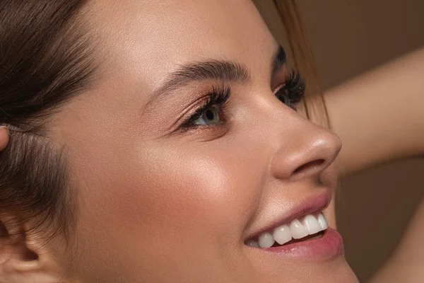 Parte de la cara de la joven sonriente feliz — Foto de Stock