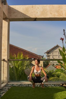 Sakin bayan egzotik doğa arasında balkonda eğitim