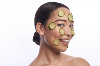 Dilini ısıran salatalık maskeli güzel bayan