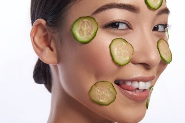 Oyuncu bayan dilini ısırıyor ve mutlu görünüyor