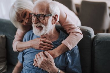 Mutlu yaşlı bayan sevgili kocası kucaklayan