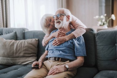 Kanepede kucaklayan mutlu yaşlı evli çift