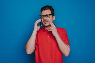 Stüdyo akıllı telefonda konuşan üzgün adam düşük açı