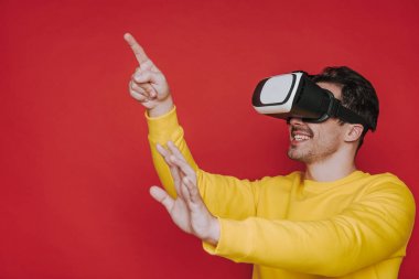 Sanal gerçeklik içinde, el ile gesticulating adam yan görünümü