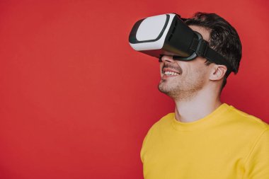 Sanal gerçeklik Rabbine ederken bir şey bakıyor adam düşük açı