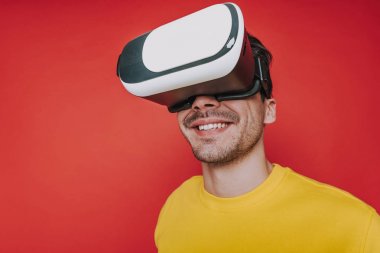 Sanal gerçeklik Rabbine ederken bir şey bakıyor adam düşük açı