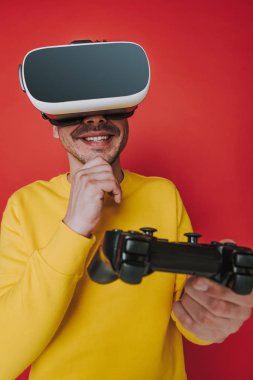 Sanal gerçeklik kulaklığı kullanarak oyun oynarken neşeli adam düşük açı