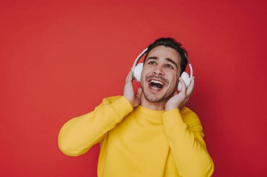 Stüdyoda müzik dinleyen kulaklıklar ile mutlu adam yarı uzunluğu