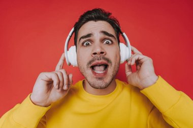 Kulaklık ile tıraşsız adam yarım uzunluğu stüdyoda müzik dinleme